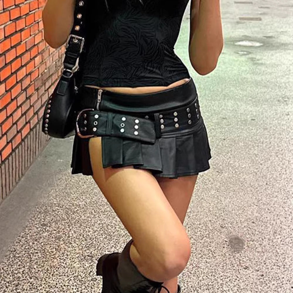 Damen Minirock aus Kunstleder mit Rüschen und dekorativen Nieten EB