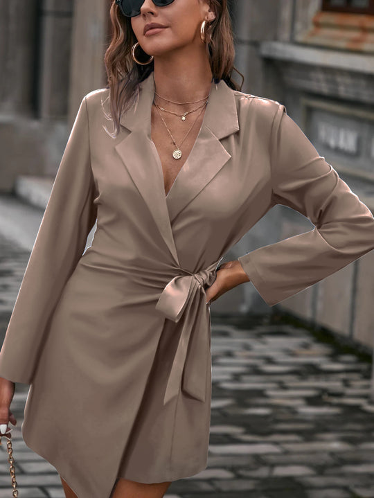 Damen Wickelkleid mit tailliertem Schnitt und breitem Kragen EB