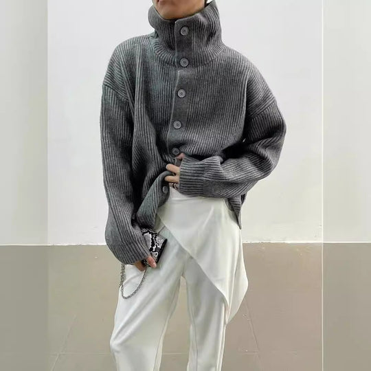 Damen Modischer Strickpullover mit hohem Kragen und Knopfdetails EB