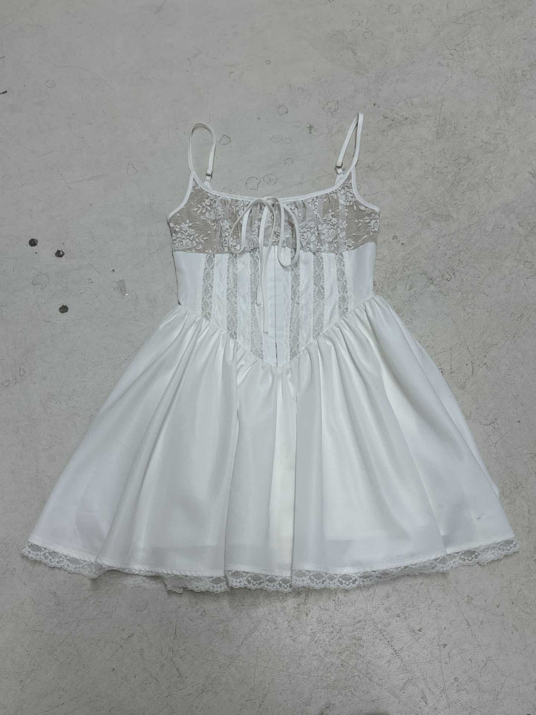Damen Spitzenkleid mit tailliertem Schnitt und Rüschendetails EB
