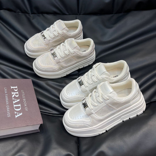 Damen modische Sneakers mit hochglänzendem Obermaterial und stabiler Plateausohle EB