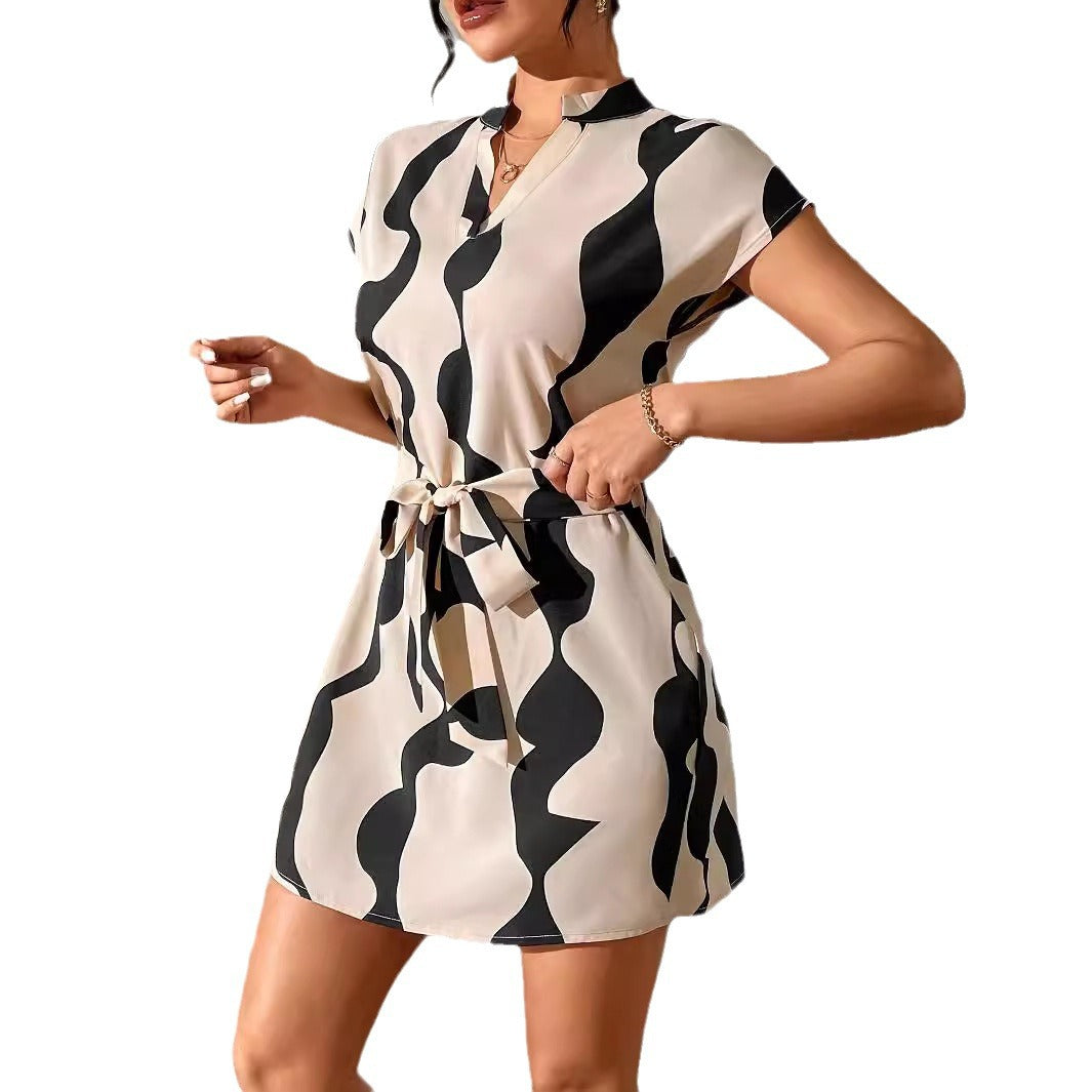 Damen kurzes, modisches Kleid mit geformtem Schnitt EB