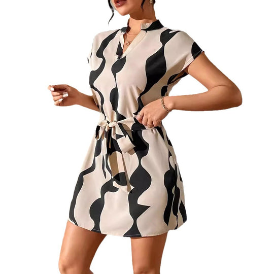 Damen kurzes, modisches Kleid mit geformtem Schnitt EB