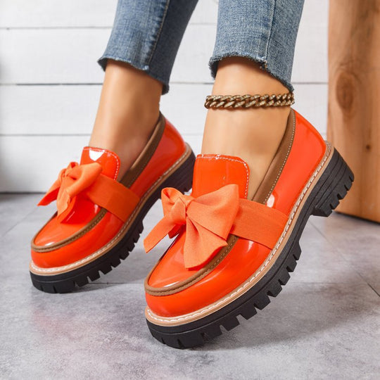 Damen Plateau-Loafer aus Lacklederoptik mit profilierter Gummisohle und Zierschleife EB