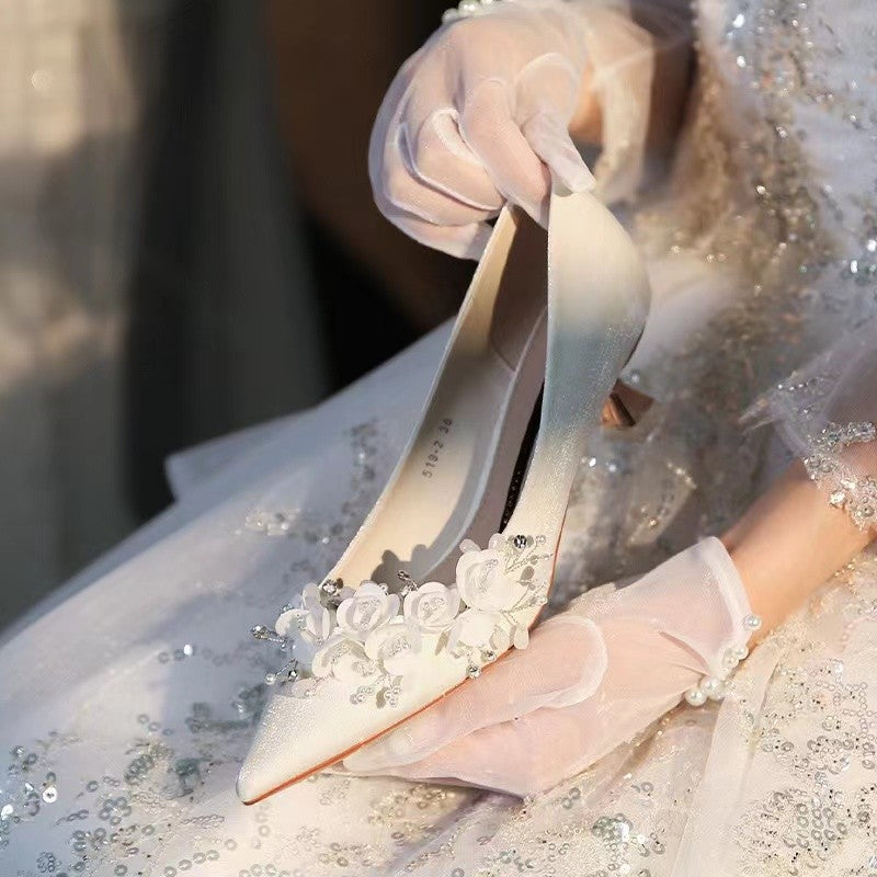 Damen Hochzeitsschuhe mit eleganten Blumenapplikationen und spitzem Design EB