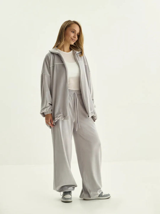 Damen Palazzo-Lounge-Set aus seidig-weichem Nicki mit hoher Kragenblende, Oversize-Passform und elastischer Bundhose Eichborn Berlin