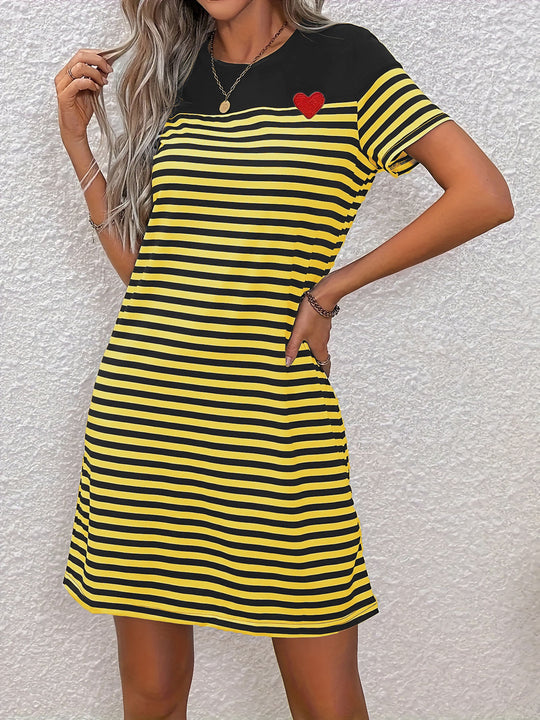 Damen Kurzarm-Kleid mit buntem Streifenmuster und Herzen-Detail EB
