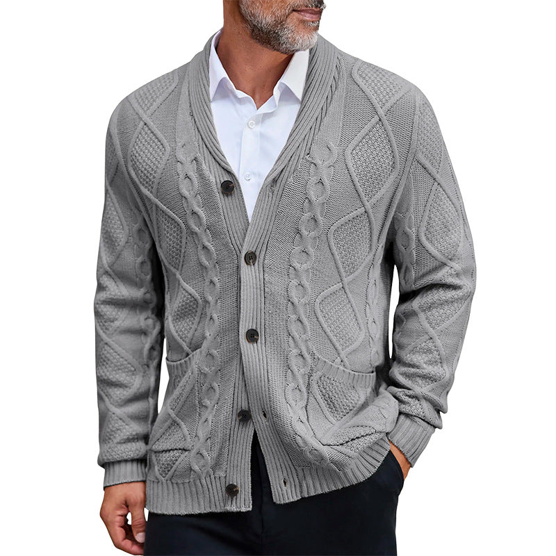 Herren Grobstrickjacke mit elegantem Zopfmuster und praktischen Taschen EB
