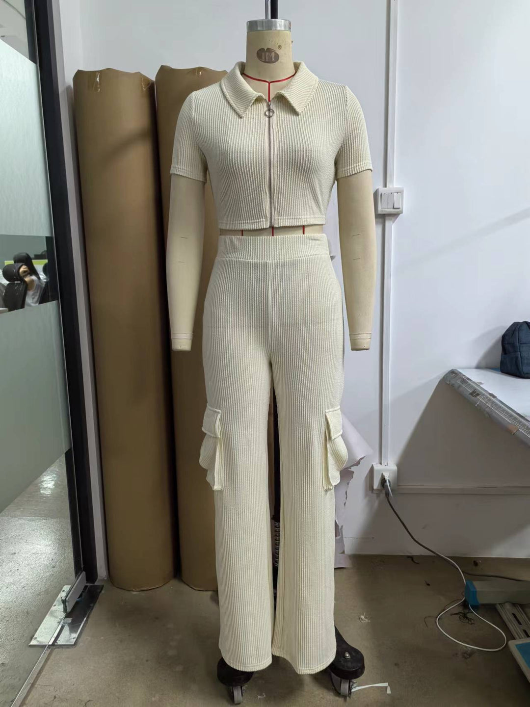 Damen Crop-Top und Flared-Hosen Set mit praktischen Taschen EB