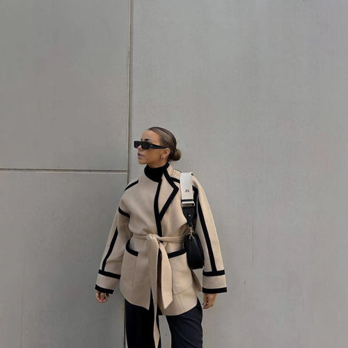 Damen modische Oversized-Mantel mit Gürtel und grafischen Kontrasten EB