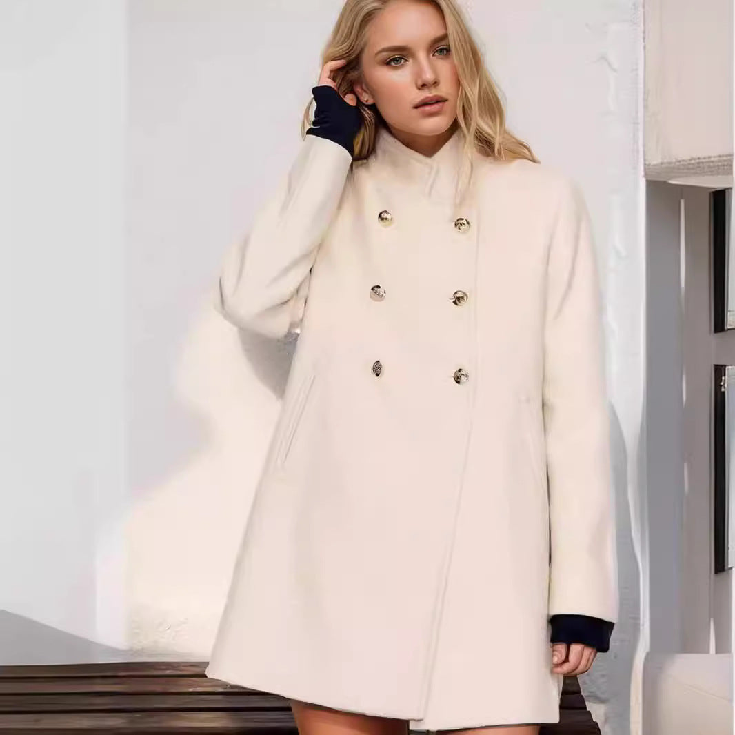 Damen Eleganter Kurz-Mantel mit doppelter Knopfreihe und seidigen Details EB