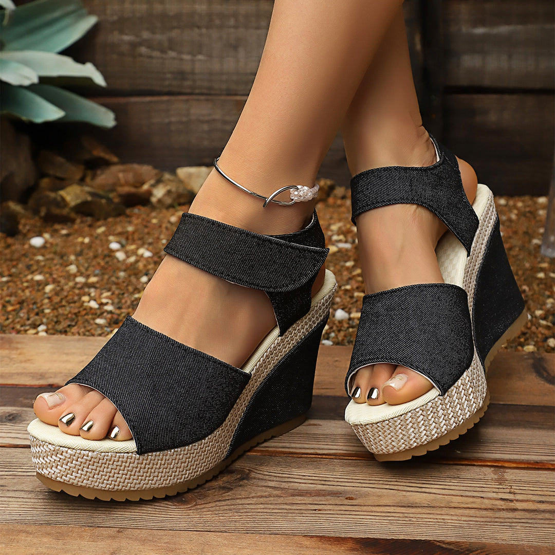 Damen Wedge-Sandalen mit breiten Riemen und luftigem Design EB