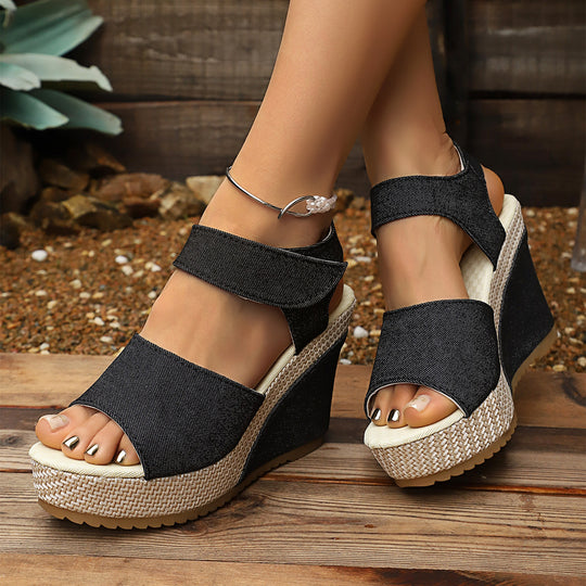 Damen Wedge-Sandalen mit breiten Riemen und luftigem Design EB