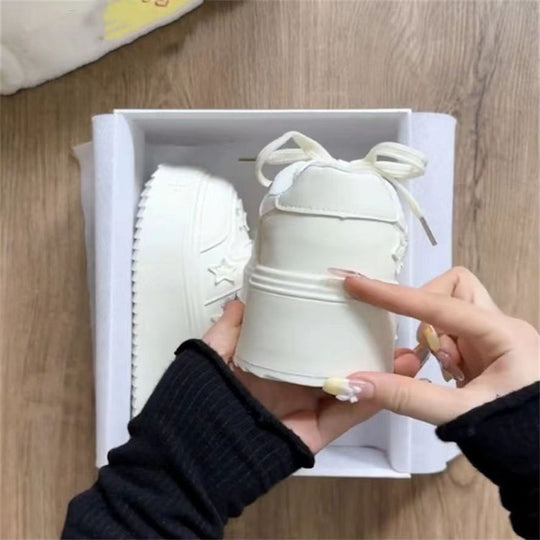 Damen Plateau-Sneaker mit modernen Stern-Applikationen und dämpfender Sohle EB