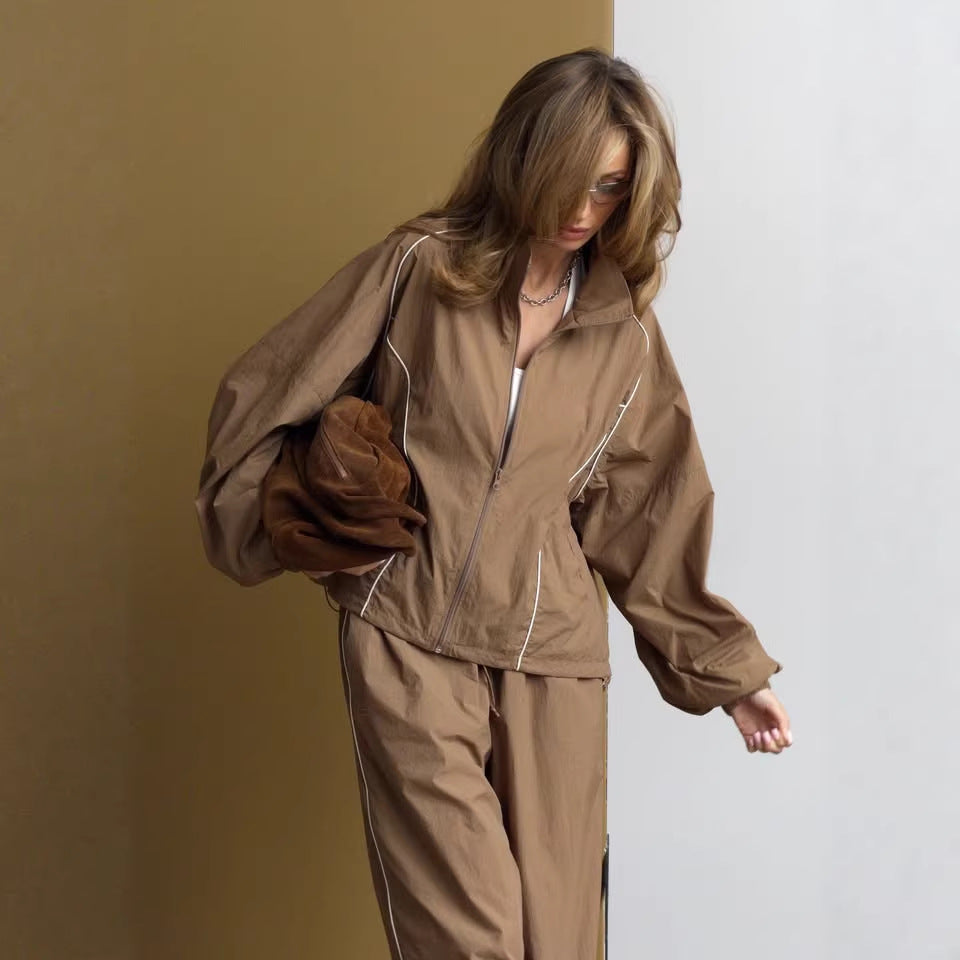 Damen leichter Windbreaker-Zweiteiler mit Stehkragen, durchgehender Reißverschluss, kontrastierender Kedernaht und weiter Palazzo-Hose Eichborn Berlin