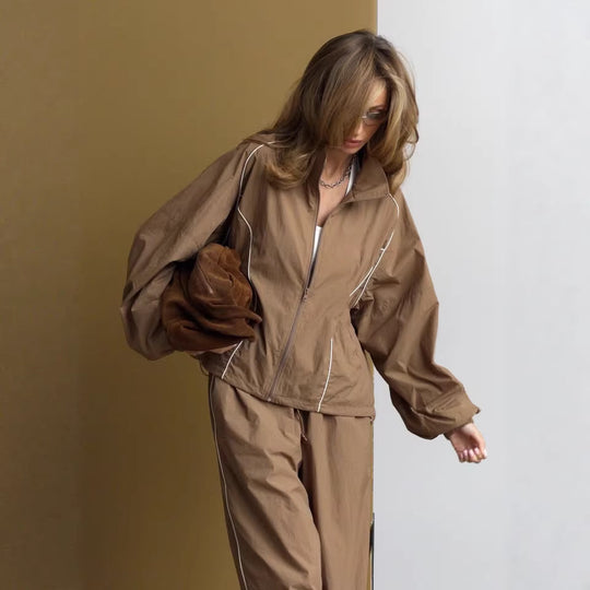 Damen leichter Windbreaker-Zweiteiler mit Stehkragen, durchgehender Reißverschluss, kontrastierender Kedernaht und weiter Palazzo-Hose Eichborn Berlin