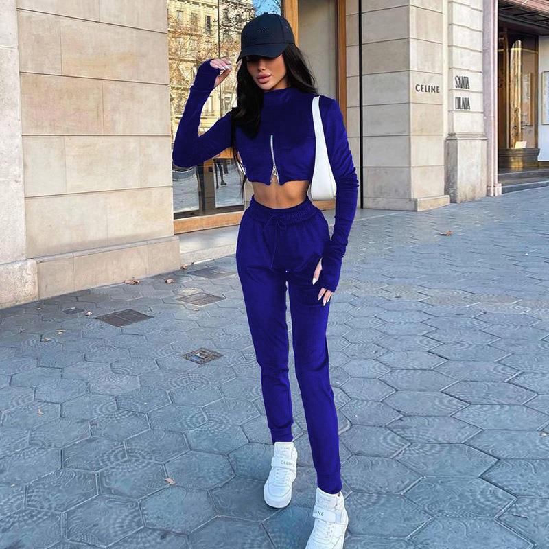 Damen lässiger Sportanzug mit kurzem Oberteil und hohem Kragen EB