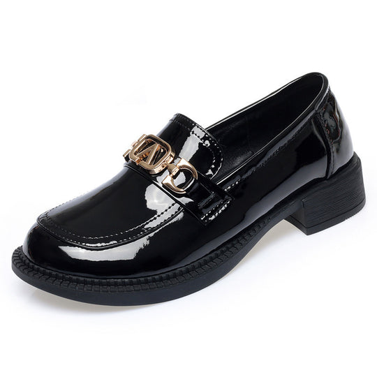 Damen Elegante Mokassins mit glänzendem Lackfinish und modischem Kettenakzent EB