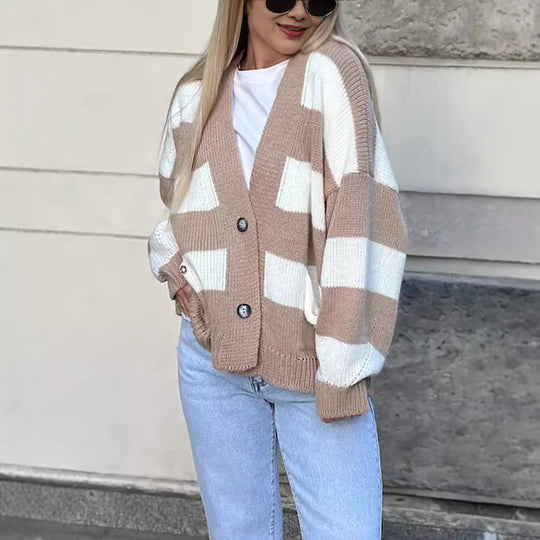 Damen kuschelige Strickjacke mit auffälligem Streifenmuster und praktischen Taschen EB