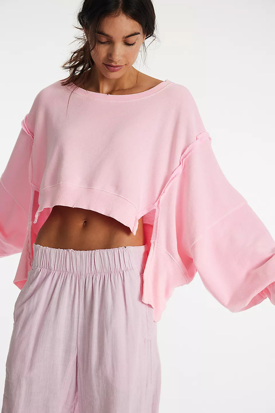 Damen cropped Oversize-Sweatshirt mit Daumenloch, fransigem Saum und weitem Raglanärmel Eichborn Berlin