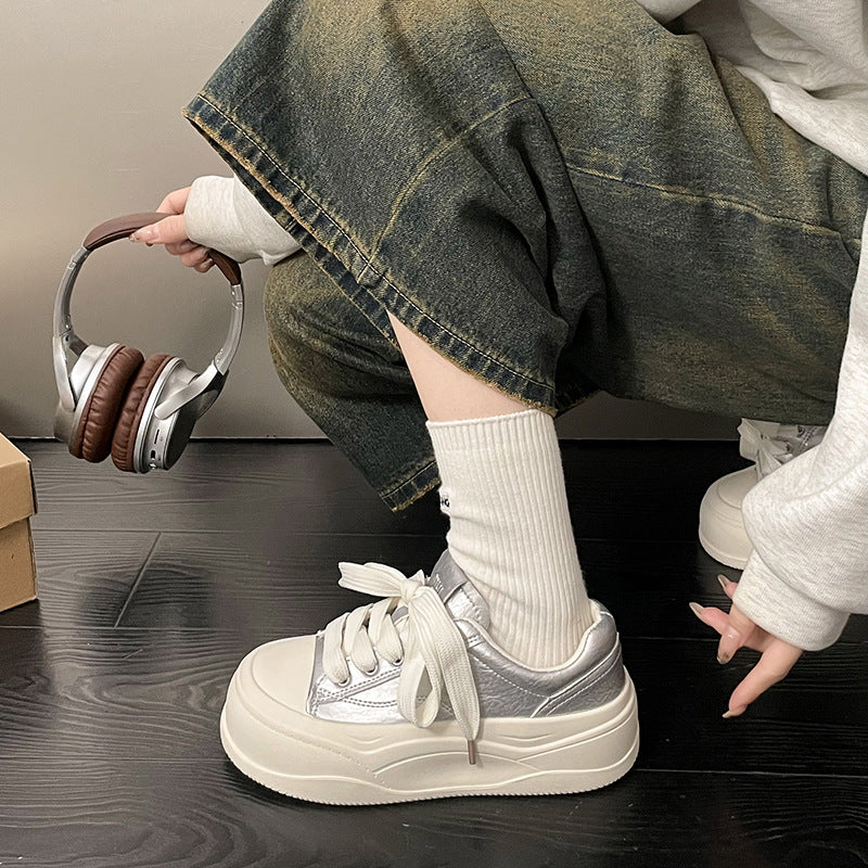 Damen Plateau Sneakers mit metallisch-glänzender Oberfläche und robustem Sohlenprofil EB