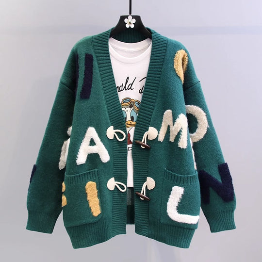 Damen Strickjacke mit buntem Buchstabenmotiv und praktischen Taschen EB
