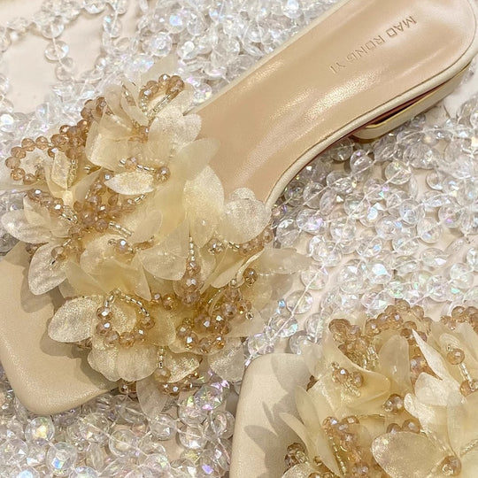 Damen Mules mit eleganter Blumenverzierung und goldenem Absatz EB