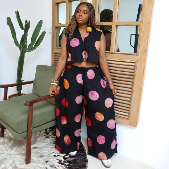 Damen Set mit kurzärmeliger Bluse und weiten Hosen mit Punktedesign EB