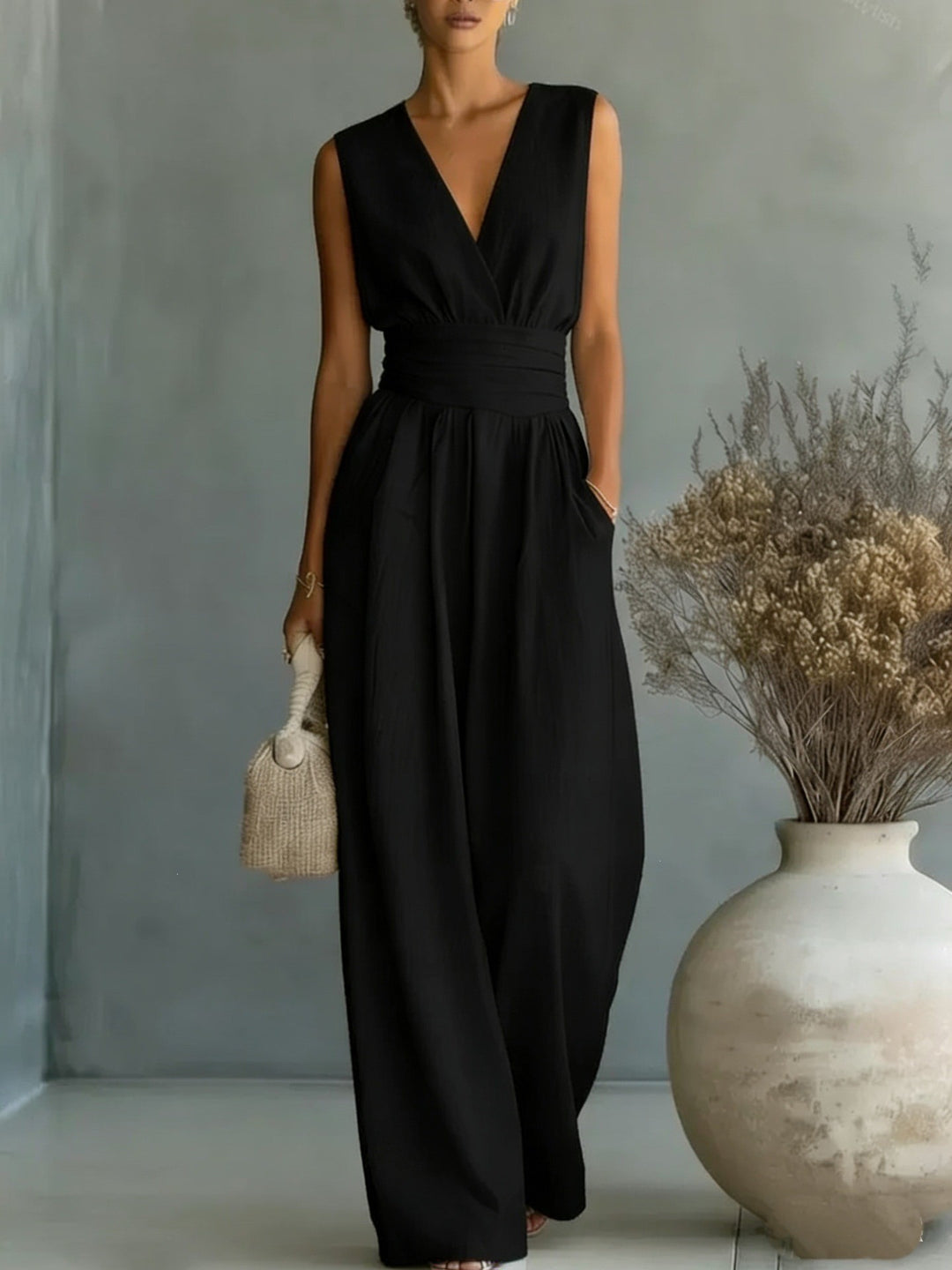 EB | Eleganter Ärmelloser Jumpsuit mit Tiefem V-Ausschnitt, Taillenbund und Weitem Bein