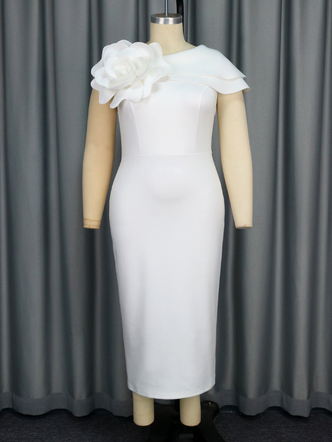 Damen figurbetontes Abendkleid mit 3D-Blumenapplikation EB