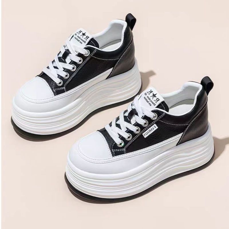 Damen Plateau Sneaker mit eleganter Silhouette und dämpfender Sohle EB