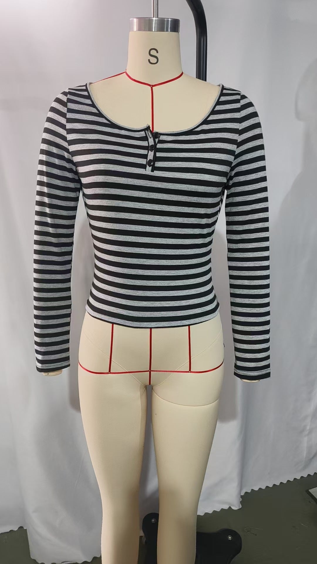 Damen nan tailliertes gestreiftes Langarmshirt mit tiefem Rundhalsausschnitt und dekorativer Knopfleiste EB