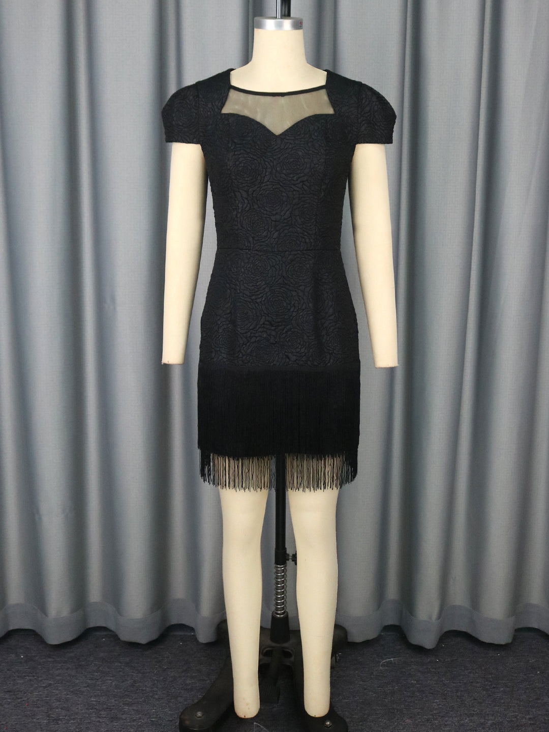 Damen Kleid mit elegantem Fransen-Saum und floralem Muster EB