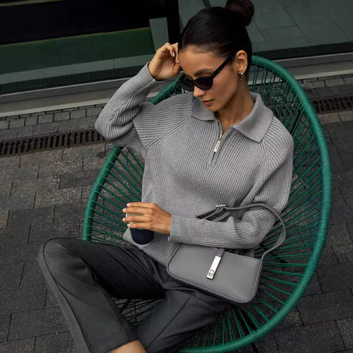 Damen Gemütlicher Feinstrickpullover mit Kängurutasche und Kragen EB
