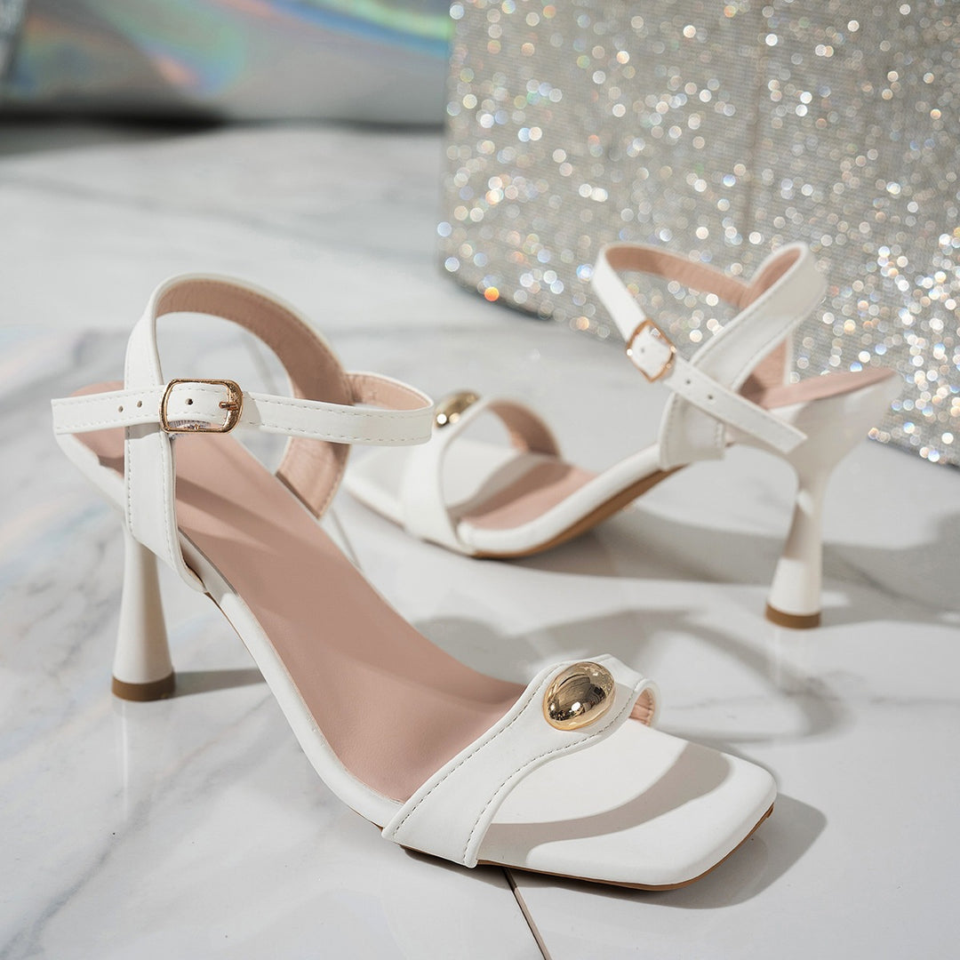 Damen Elegante Sandalen mit verstellbarem Riemen und goldenen Akzenten EB