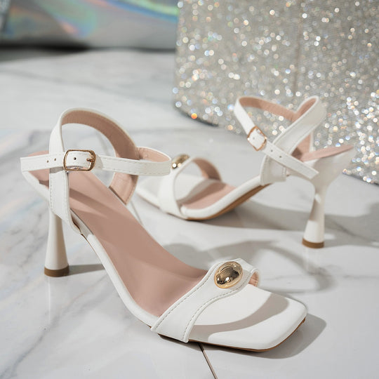 Damen Elegante Sandalen mit verstellbarem Riemen und goldenen Akzenten EB