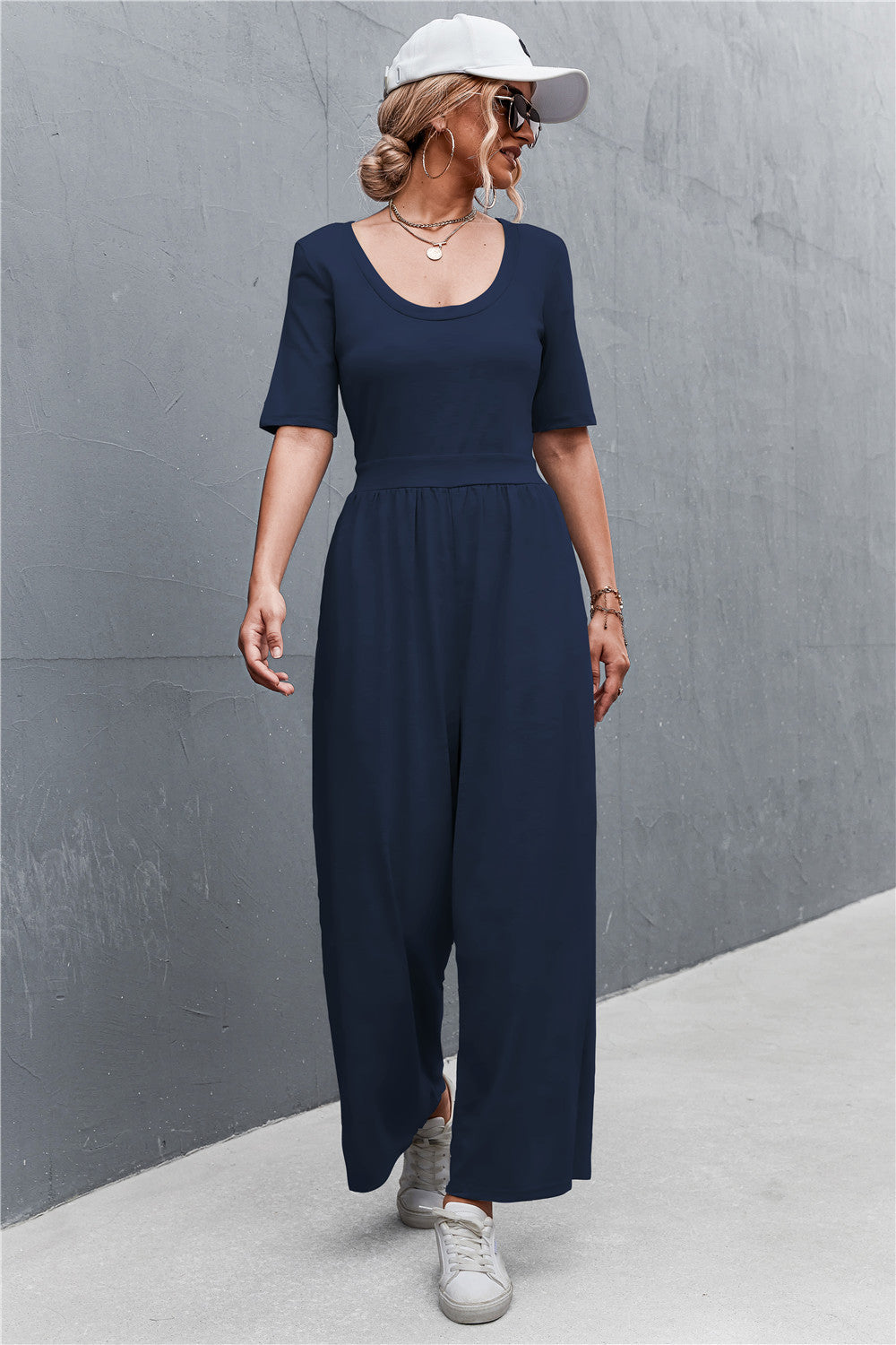 Damen Jumpsuit mit weitem Bein und elegantem Rundhalsausschnitt EB