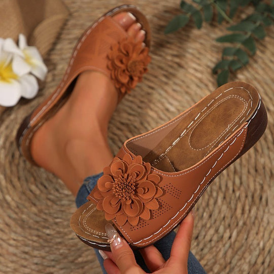 Damen Offene Zehen-Pantoletten mit Blumenapplikation, perforiertem Obermaterial und ergonomischer Keilsohle EB