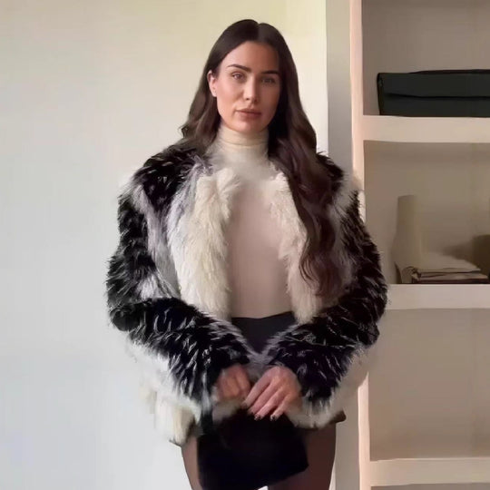 Damen nan kurze Kunstpelzjacke mit kontrastierenden Längsbesätzen und Rundhalsausschnitt EB