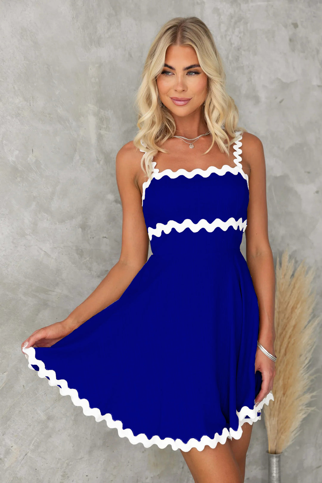 Damen Freizeitkleid mit voluminösen Rüschen und dekorativem Wellensaum EB