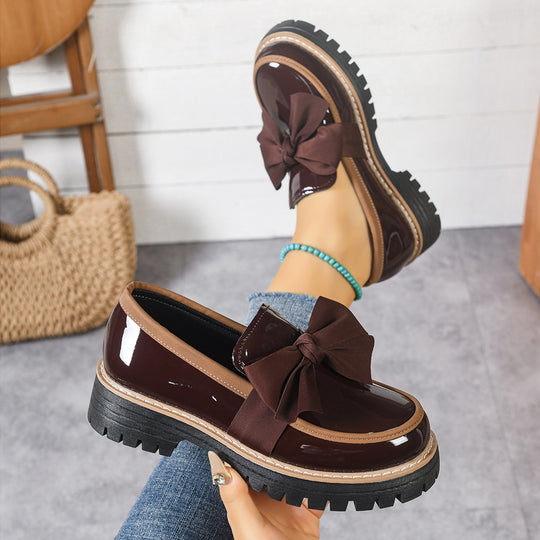 Damen  Lack-Loafer mit großer Zierschleife und profilierter Gummisohle EB