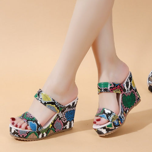 Damen Wedge-Sandalen mit schickem Schlangenleder-Design und gepolsterter Sohle EB