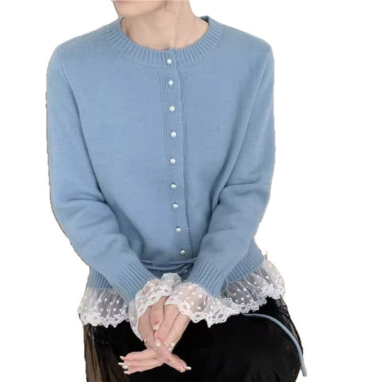 Damen Strickjacke mit Rüschensaum und Perlenknöpfen EB