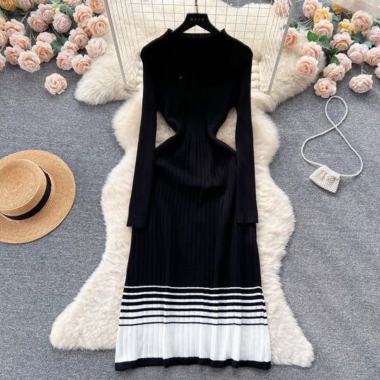 Damen Strickkleid mit hohem Kragen und raffiniertem Streifenmuster EB