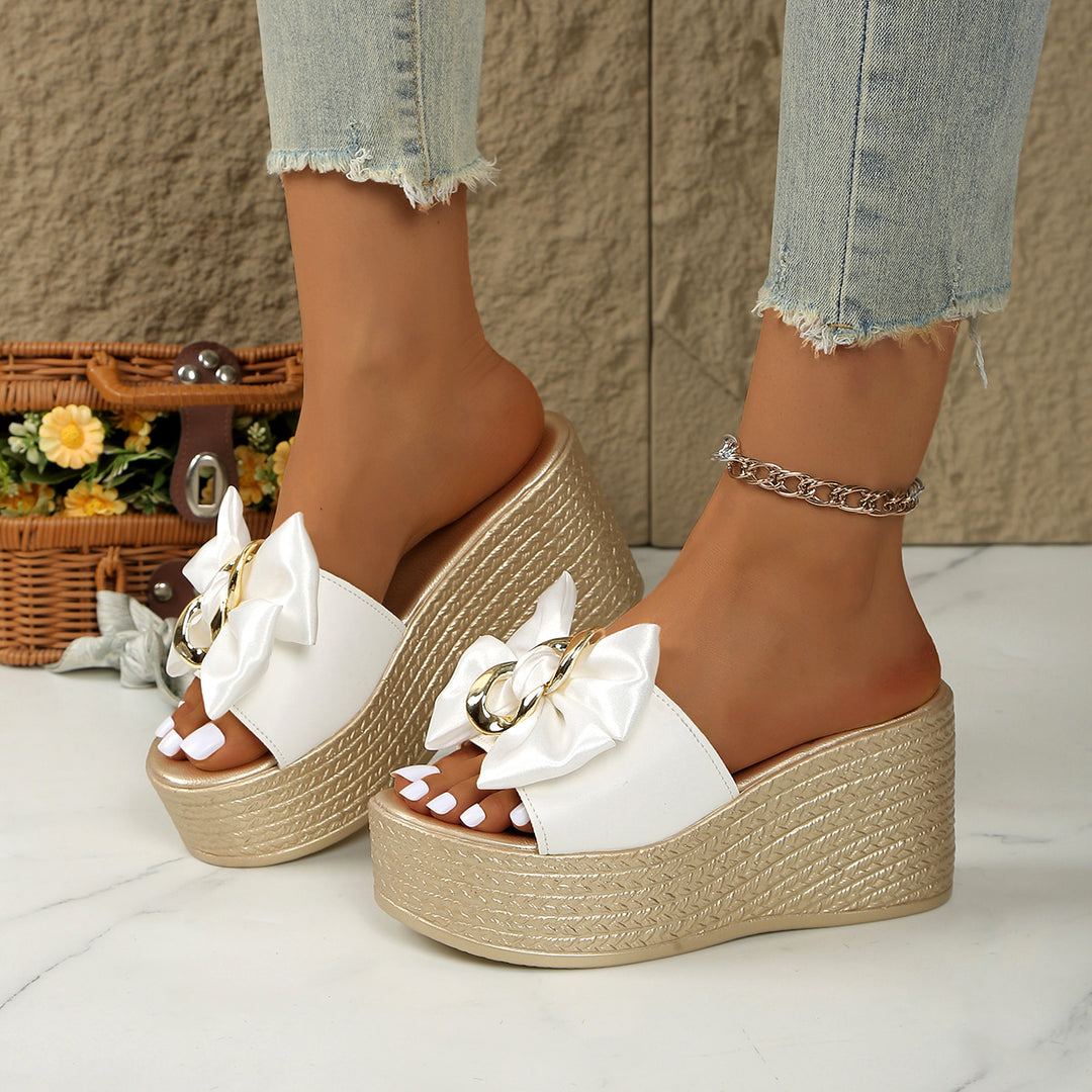 Damen Wedge-Sandel mit modischem Schleifen-Design und eleganter Kettenapplikation EB