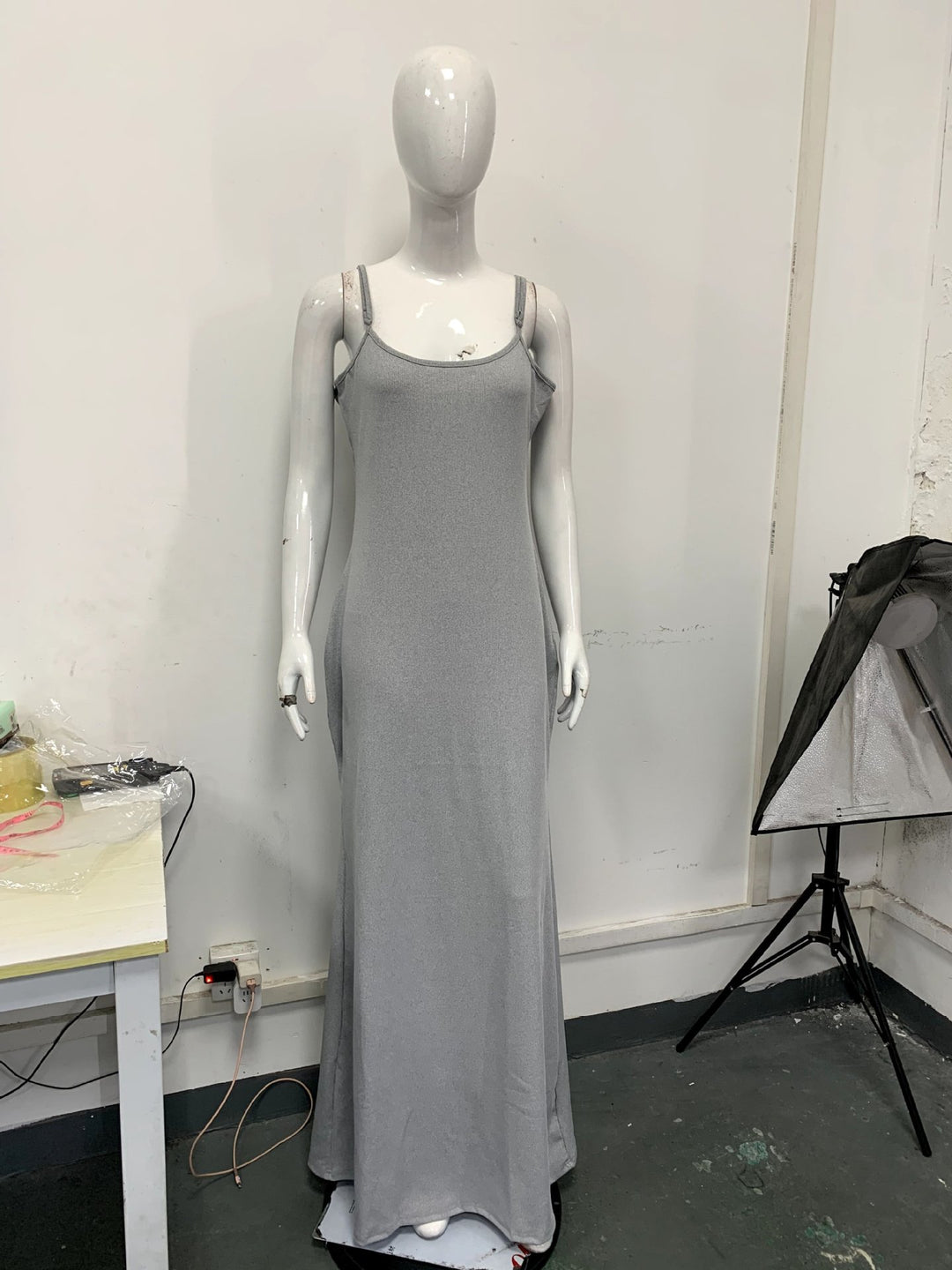 Damen Langes Kleid mit schmalen Spaghettiträgern und figurschmeichelndem Schnitt EB