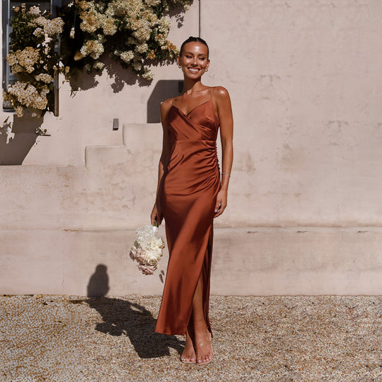 Damen Elegantes Abendkleid mit asymmetrischem Schnitt und seidigem Glanz EB