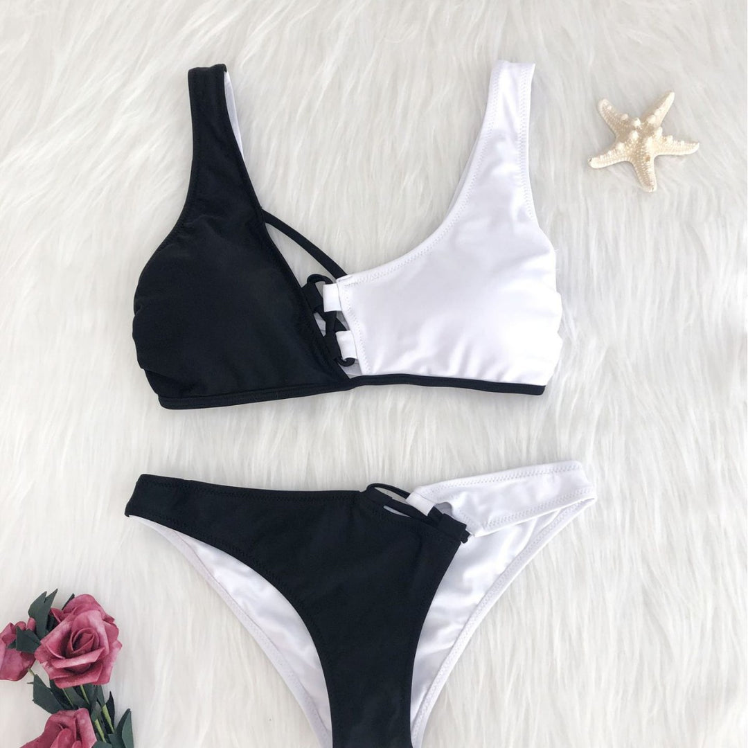 Damen Hochmodernes Bikini-Set mit asymmetrischem Schnitt und Schnürdetails EB