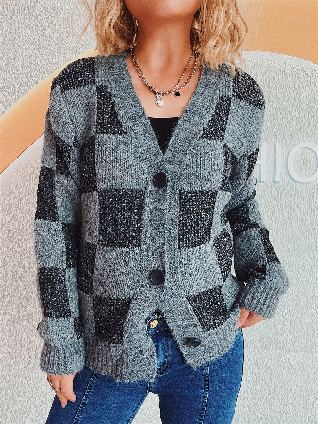 Damen lässige Strickjacke mit modernem Karomuster und hochwertigen Knopfdetails EB