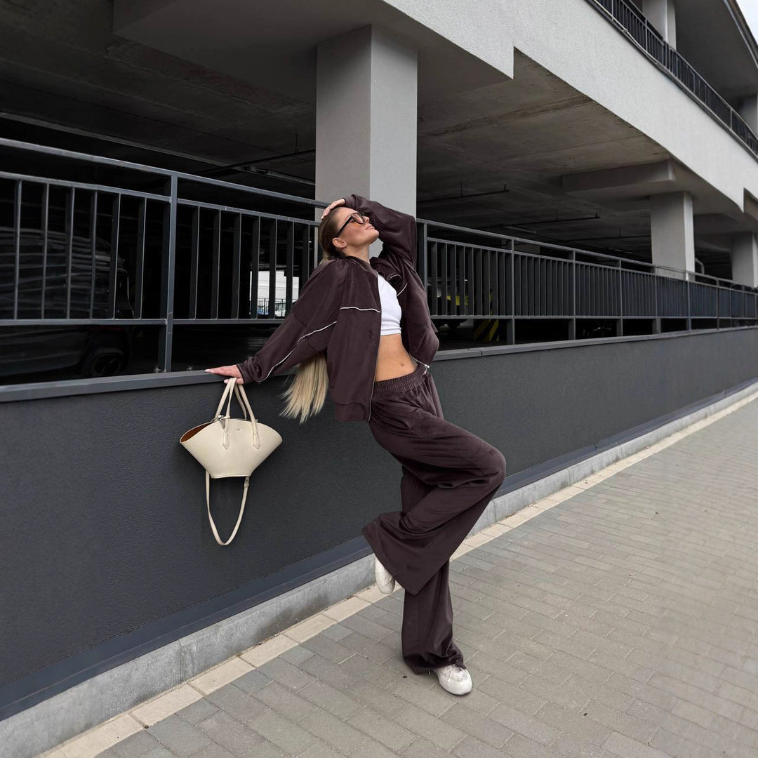 Damen sportive Oversize-Fleecejacke mit diagonaler Reißverschluss-Optik und weit geschnittener High-Waist-Jogginghose Eichborn Berlin